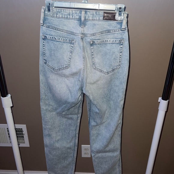 Hollister women’s high rise mom Jean - Picture 3 of 3